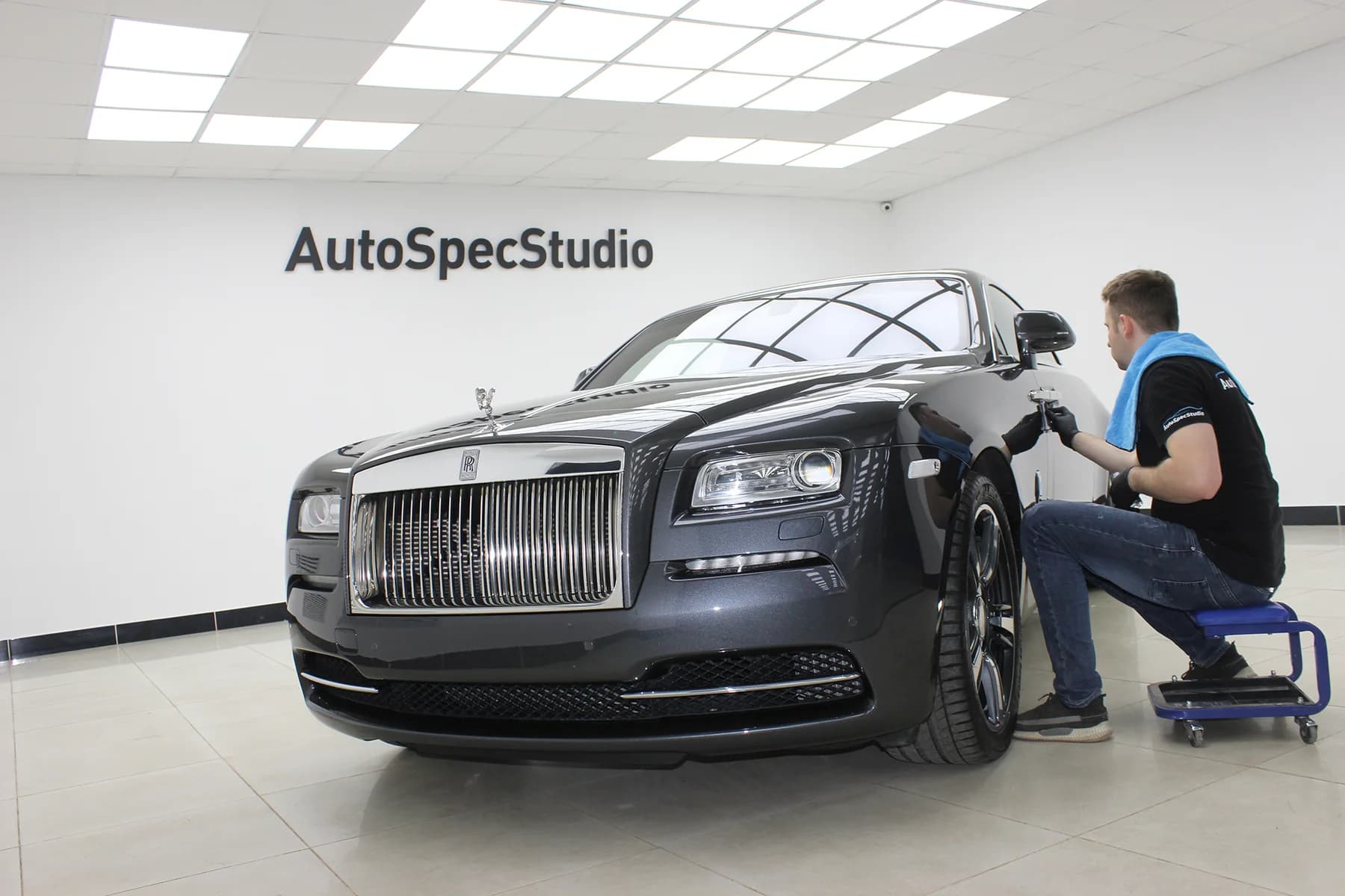 Мастер работает с Rolls-Royce в AutoSpecStudio